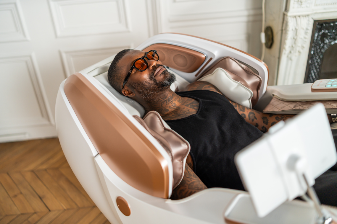 Djibril Cisse se relaxează pe un fotoliu de masaj profesional Komoder